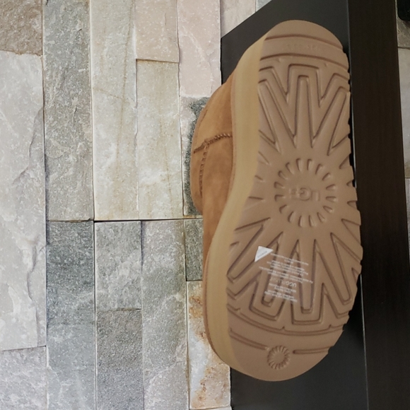 UGG Women's Classic Ultra Mini Platform Boot - Picture 9 of 9